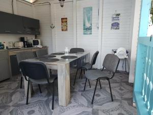 Kuchyň nebo kuchyňský kout v ubytování Casa Dobrogea + 26 fotografií