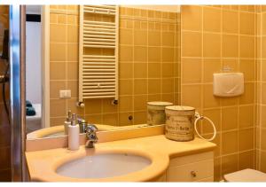 Ένα μπάνιο στο Spiral-Loft, Santo Apartment +10 φωτογραφίες