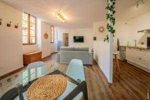 Televízia a/alebo spoločenská miestnosť v ubytovaní Ma Location Gaillacoise - APPARTEMENT TOUT CONFORT - HYPERCENTRE - 58m2 - GAILLAC