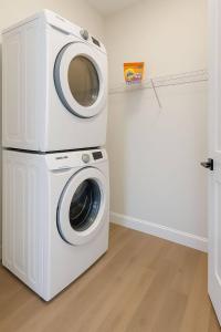 Φωτογραφία από το άλμπουμ του Family Stylish 2BR Condo with City View, DT, Balcony, Free Parking & In-Suite Laundry! στο Κάλγκαρι +3 φωτογραφίες