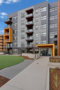 カルガリーにあるFamily Stylish 2BR Condo with City View, DT, Balcony, Free Parking & In-Suite Laundry!のアパートメントビル(目の前に通路あり)