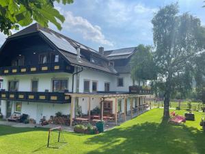 Vonkajšia záhrada v ubytovaní Hotel Landhaus Lungau