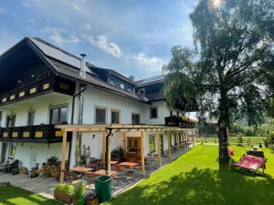 Vonkajšia záhrada v ubytovaní Hotel Landhaus Lungau
