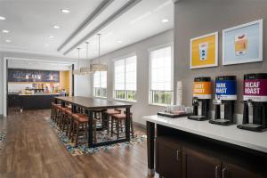 Příslušenství pro přípravu čaje a kávy v ubytování Hampton Inn-Pawtucket, RI
