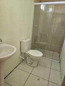 ウバジャラにあるCasa Mandacaruのトイレと洗面台のあるバスルーム