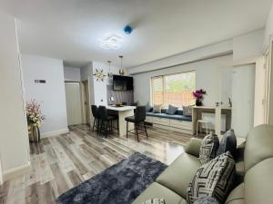 梅努斯Two bedroom cottage near Maynooth University的客厅里有一张沙发和一张桌子。