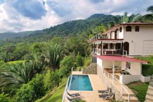 Playa HermosaUvita-ocean Views-large Pool-great Patio的带游泳池的房子的鸟瞰图