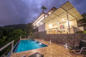 Uvita-ocean Views-large Pool-great Patio内部或周边的泳池