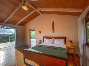 Uvita-ocean Views-large Pool-great Patio客房内的一张或多张床位