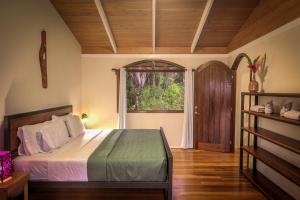 Playa HermosaUvita-ocean Views-large Pool-great Patio的一间带床和大窗户的卧室 更多35张照片