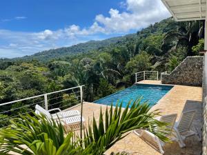 Uvita-ocean Views-large Pool-great Patio内部或周边的泳池