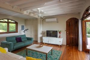 Uvita-ocean Views-large Pool-great Patio的电视和/或娱乐中心