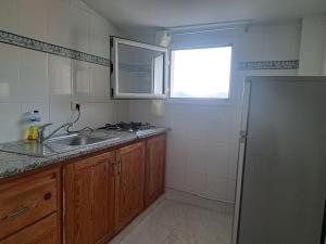 塔巴卡NN Residence Tabarka的带水槽和窗户的小厨房