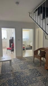 Ruang duduk di Ferienwohnung 1 Souterrainfenster