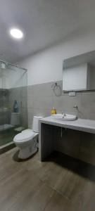 un bagno con wc, lavandino e doccia di Otoño Aparta Suite a Ipiales