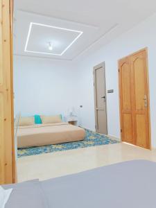 Postel nebo postele na pokoji v ubytování Aziz House 1