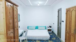 Postel nebo postele na pokoji v ubytování Aziz House 1