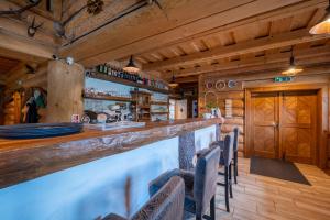 Lounge nebo bar v ubytování Koliba Hubertka