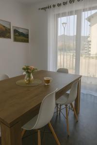 a dining room table with two chairs and a vase of flowers at PlaiulGreenbike in Deva +17 photos