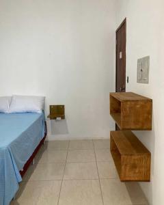 1 dormitorio con cama, mesita de noche y cama sidx sidx sidx sidx sidx en Hospedagem em Canasvieiras - Pé na Areia com Vista para o Mar, en Florianópolis