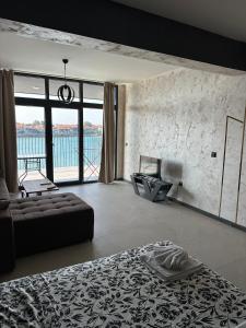 Ένα ή περισσότερα κρεβάτια σε δωμάτιο στο Sozopol Beach Apartments