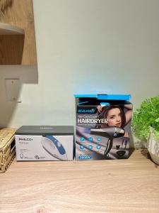 a box of hamper and a computer monitor on a table at Departamento Funcional ll Punto Alquiler in Santiago del Estero +28 photos