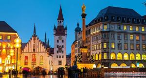 eine Gruppe von Gebäuden in einer Stadt bei Nacht in der Unterkunft SYMBIOSE-Ferienwohnung in München