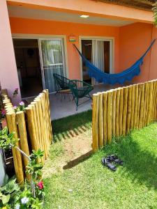 una casa con una recinzione e un'amaca sul portico di Casa Gostoso Mar - Apartamentos a São Miguel do Gostoso Altre 121 foto