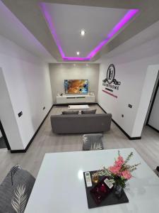 a large living room with a couch and a table at Apartamento Luxury Home Huelva Zona centro in Huelva