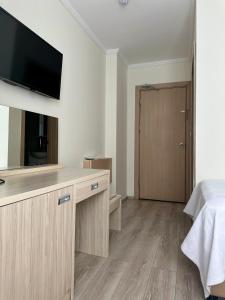 Habitación con TV en la parte superior de un tocador en Arapgir Nazar Hotel, en Arapkir
