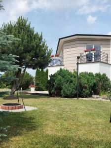 StrykowoにあるDom za Tujamiの前に木がある家