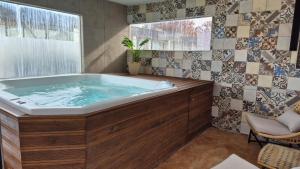 wanna w łazience z oknem i kafelkami w obiekcie DAKAR HOTEL w mieście Mendoza