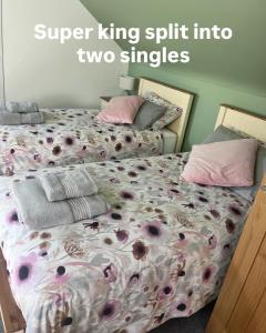 Ein Bett oder Betten in einem Zimmer der Unterkunft Coastal Escape with Ocean and mountain views