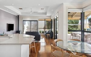 Gallery image of Chiton Rocks Court - Mini Oasis by the Sea in Hayborough