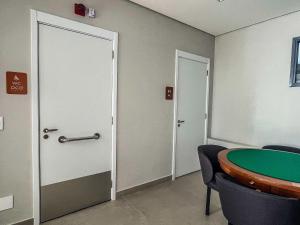 a conference room with a door and a table at Loft - Conforto e Design - Vila Mariana in Sao Paulo
