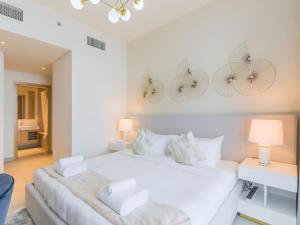 Letto o letti in una camera di TRPS - Creek Rise Tower, Dubai Creek Harbour - 3BR with Marina View