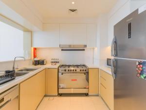 Cucina o angolo cottura di TRPS - Creek Rise Tower, Dubai Creek Harbour - 3BR with Marina View