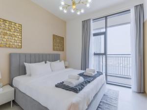Letto o letti in una camera di TRPS - Creek Rise Tower, Dubai Creek Harbour - 3BR with Marina View
