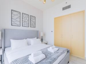 Letto o letti in una camera di TRPS - Creek Rise Tower, Dubai Creek Harbour - 3BR with Marina View