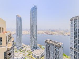 una vista aerea di una città con edifici alti di TRPS - Creek Rise Tower, Dubai Creek Harbour - 3BR with Marina View a Dubai