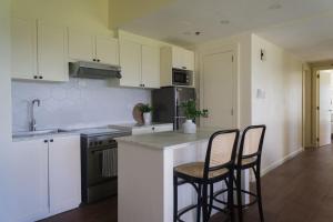 Η κουζίνα ή μικρή κουζίνα στο Elegant and Modern 2 BR Home Golf Skyline View