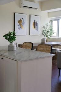 Φωτογραφία από το άλμπουμ του Elegant and Modern 2 BR Home Golf Skyline View στη Μανίλα