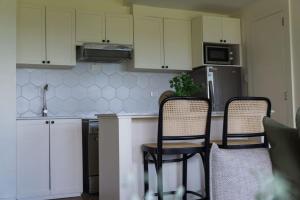 Η κουζίνα ή μικρή κουζίνα στο Elegant and Modern 2 BR Home Golf Skyline View