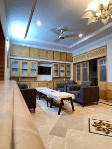 Una sala de estar con sofás y una mesa. en Modern 3-Bed Retreat E11 PEACEFUL, en Islamabad