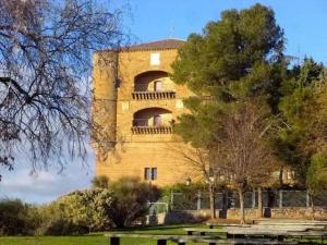 duży ceglany budynek z balkonem na górze w obiekcie Piso turístico en el centro de Benavente w mieście Benavente