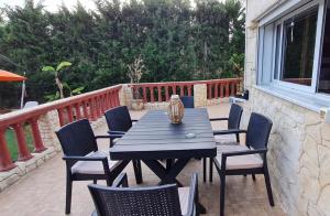 Balkón nebo terasa v ubytování Ain Damous Farmhouse + 12 fotografií