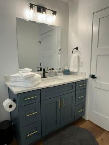 Ένα μπάνιο στο Juneau Ground Floor Oasis A105