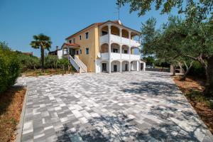 an empty driveway in front of a building at Apartman Lamanova in Rovinj
