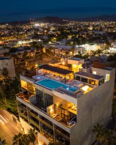 ラパスにあるBaja Dreamscape by Porto Vacanze at Laivaの夜間のスイミングプール付きの建物