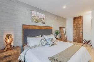 ラパスにあるBaja Dreamscape by Porto Vacanze at Laivaの大きな白いベッドと枕のある寝室